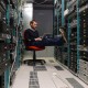 Homem em um datacenter