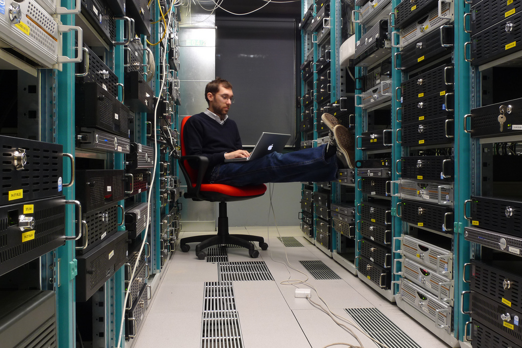 Homem em um datacenter